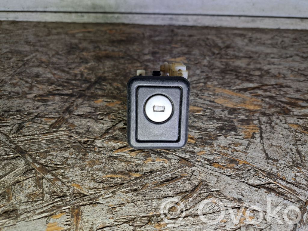 Tailgate exterior lock