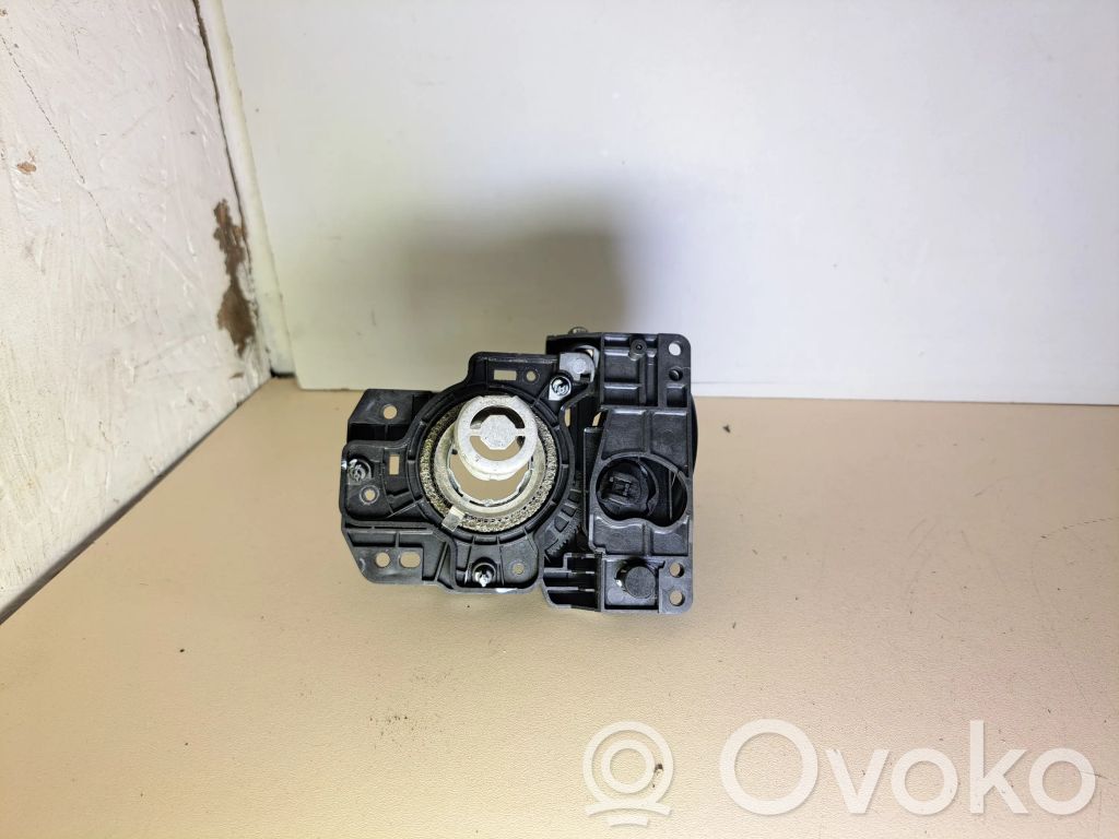 Volvo V70 Priekinio žibinto detalė 