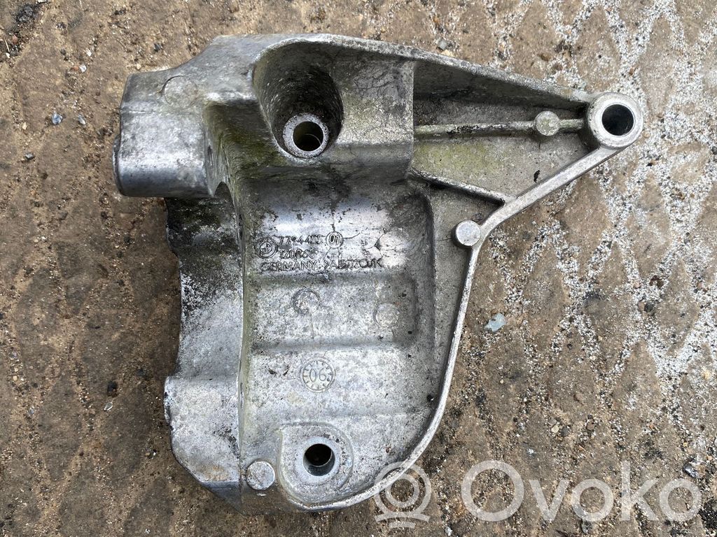 BMW 3 E90 E91 Ohjaustehostimen pumpun kannake 