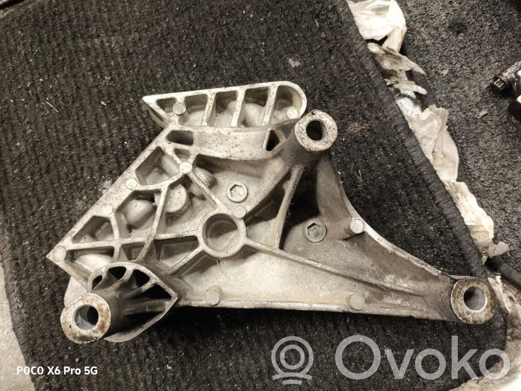 Volkswagen Golf V Engine mounting bracket 