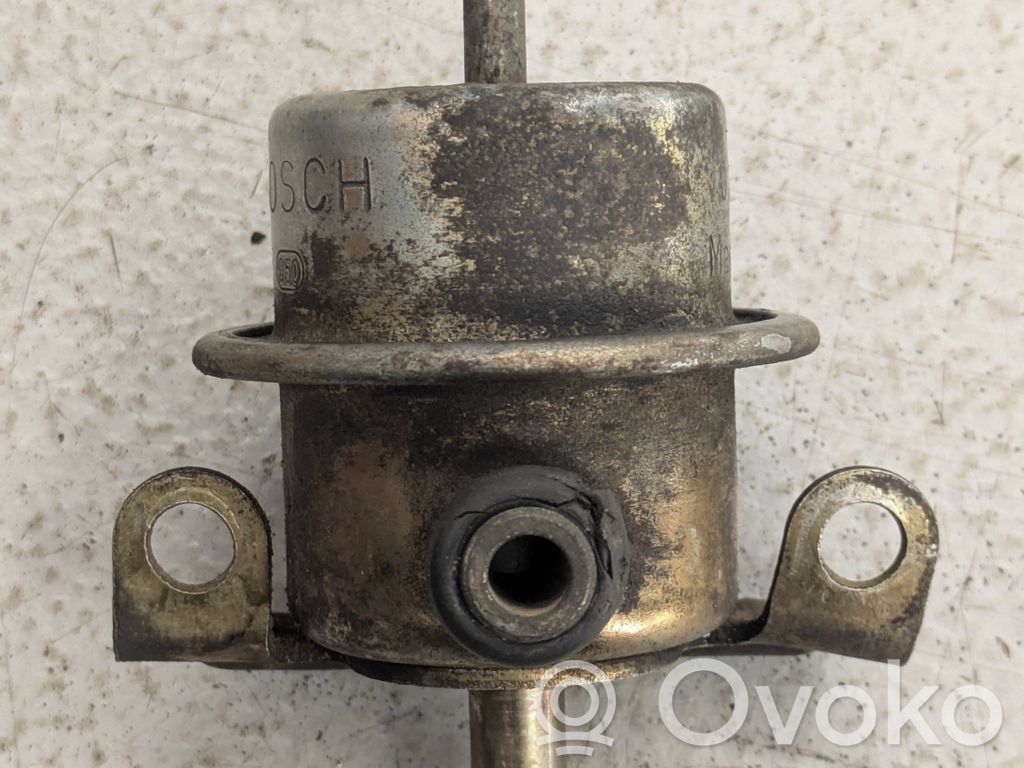 BMW 3 E30 Régulateur de pression de carburant 