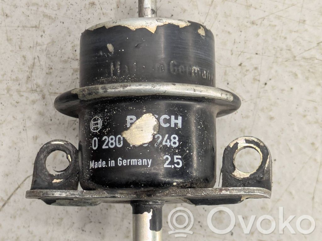 BMW 5 E34 Fuel pressure regulator 