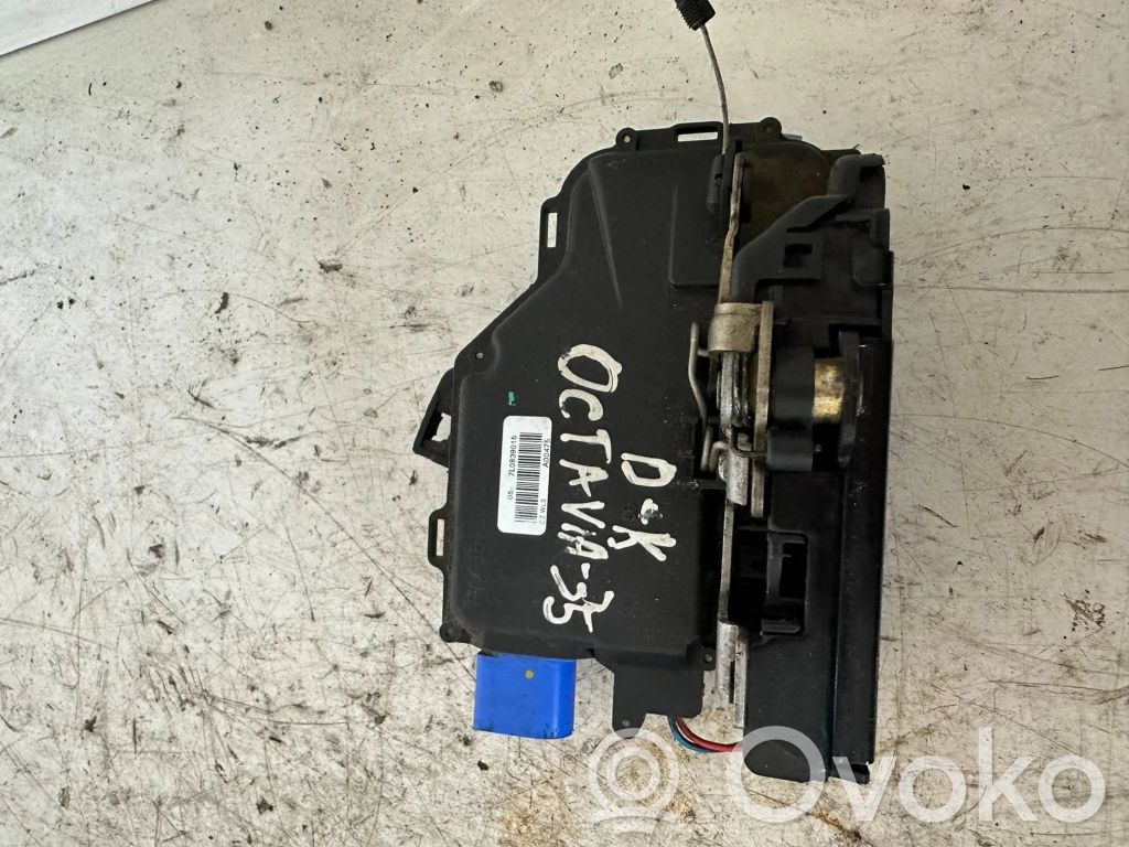 Volkswagen Touran I Rear door lock 
