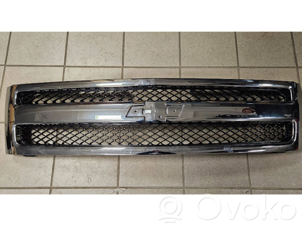 Chevrolet Silverado Front bumper upper radiator grill 