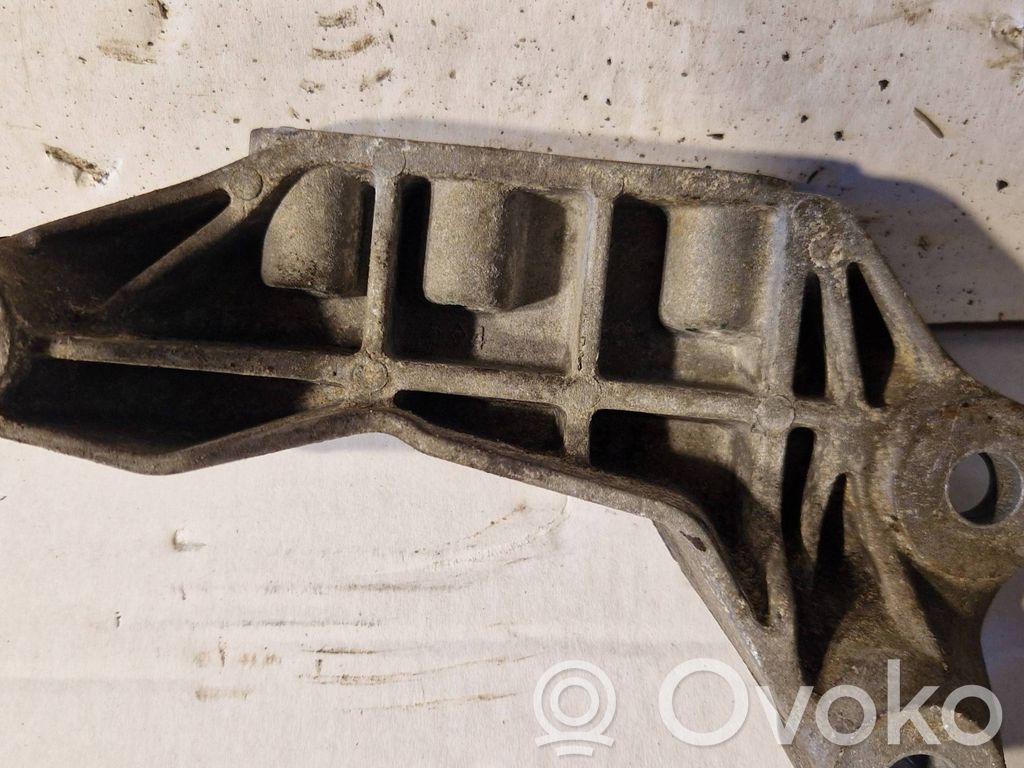 Chevrolet HHR Engine mounting bracket 