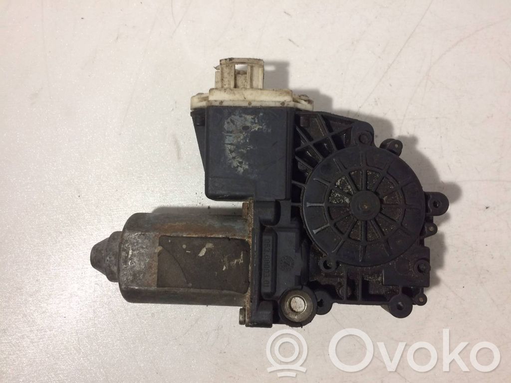 Silnik regulatora szyby drzwi przednich   0536000301