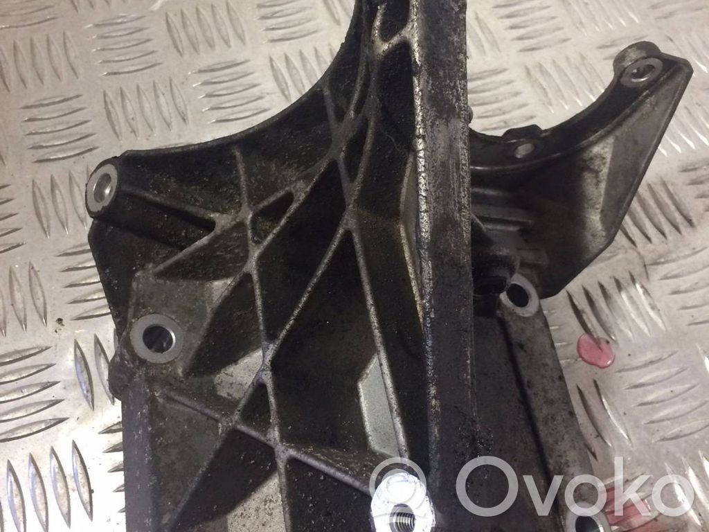 Audi A8 S8 D3 4E Engine mounting bracket 