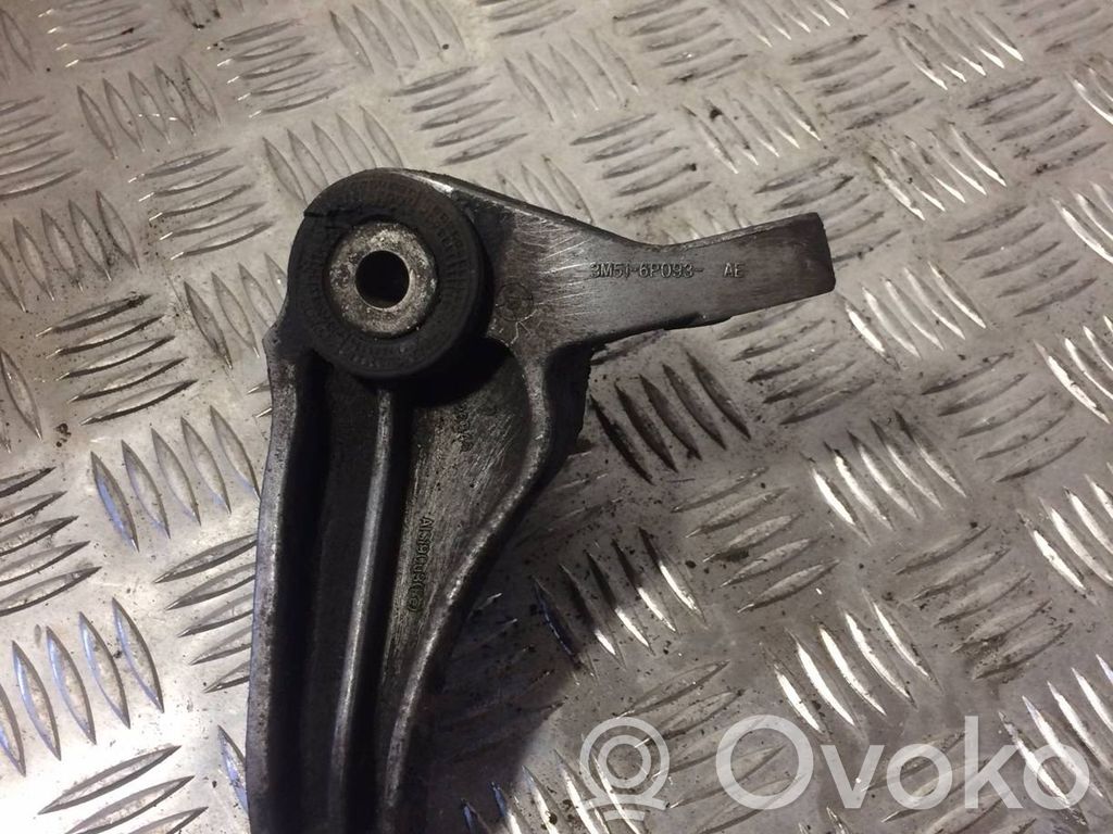 Ford Focus Engine mounting bracket 