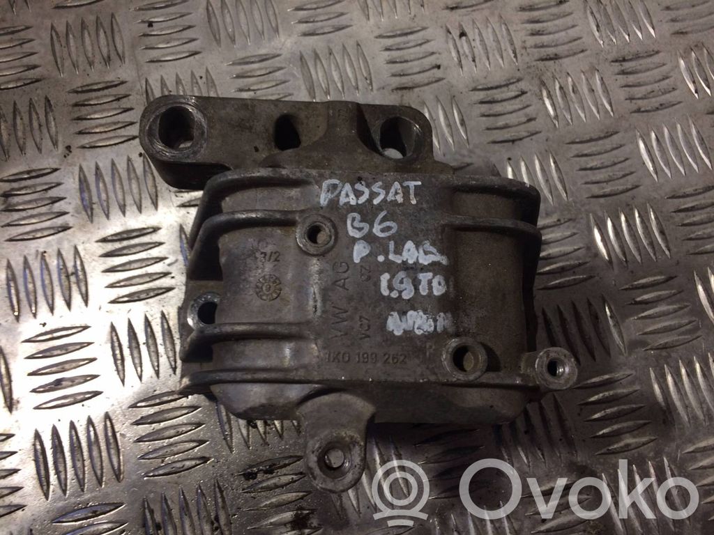Volkswagen PASSAT B6 Engine mount bracket 