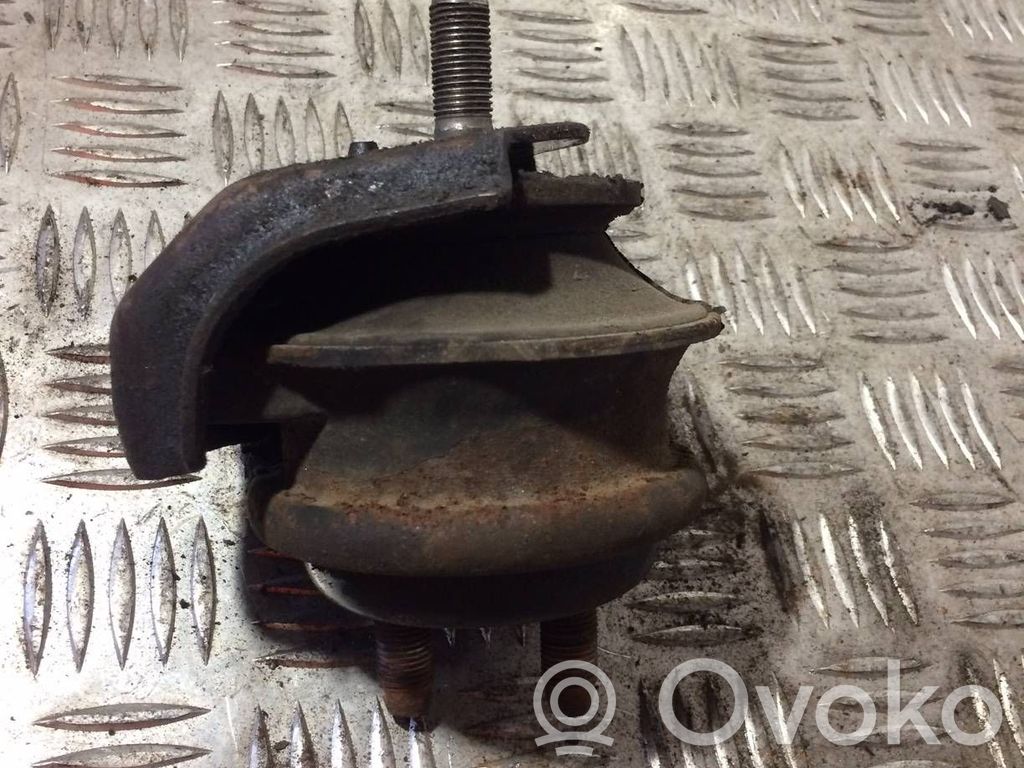 Lexus IS 200-300 Engine mount bracket 