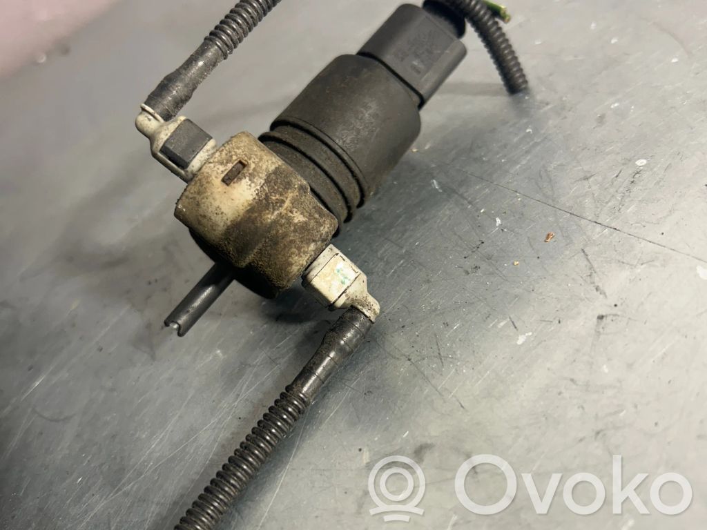 Volkswagen PASSAT B6 Windscreen/windshield washer pump 