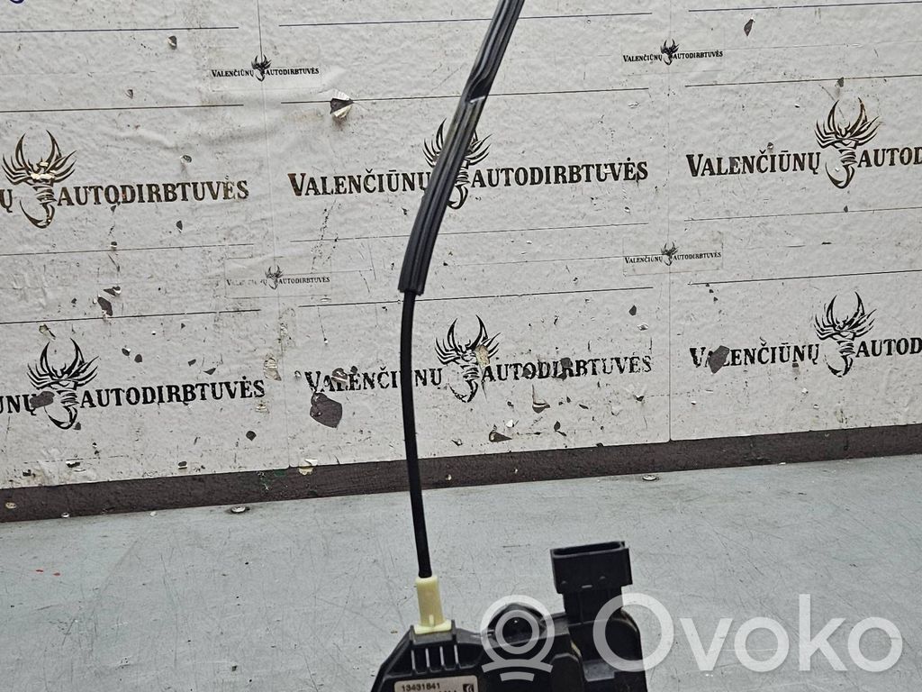 Opel Corsa E Zamek drzwi przednich 