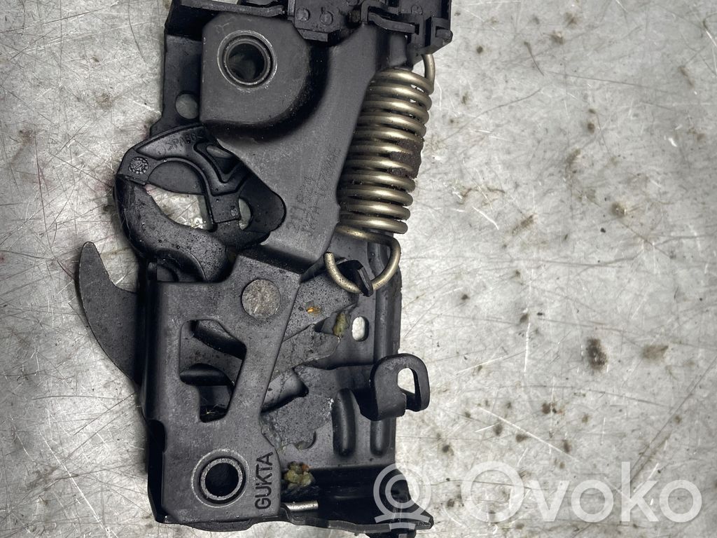 Ford Focus Dzinēja pārsega slēdzene 