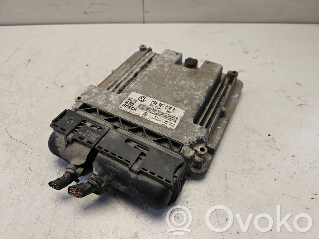 Volkswagen Golf V Engine control unit/module 