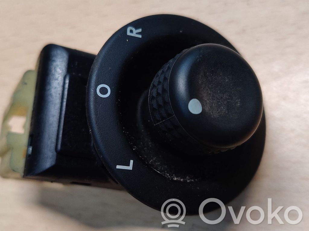Wing mirror switch   56040694AD