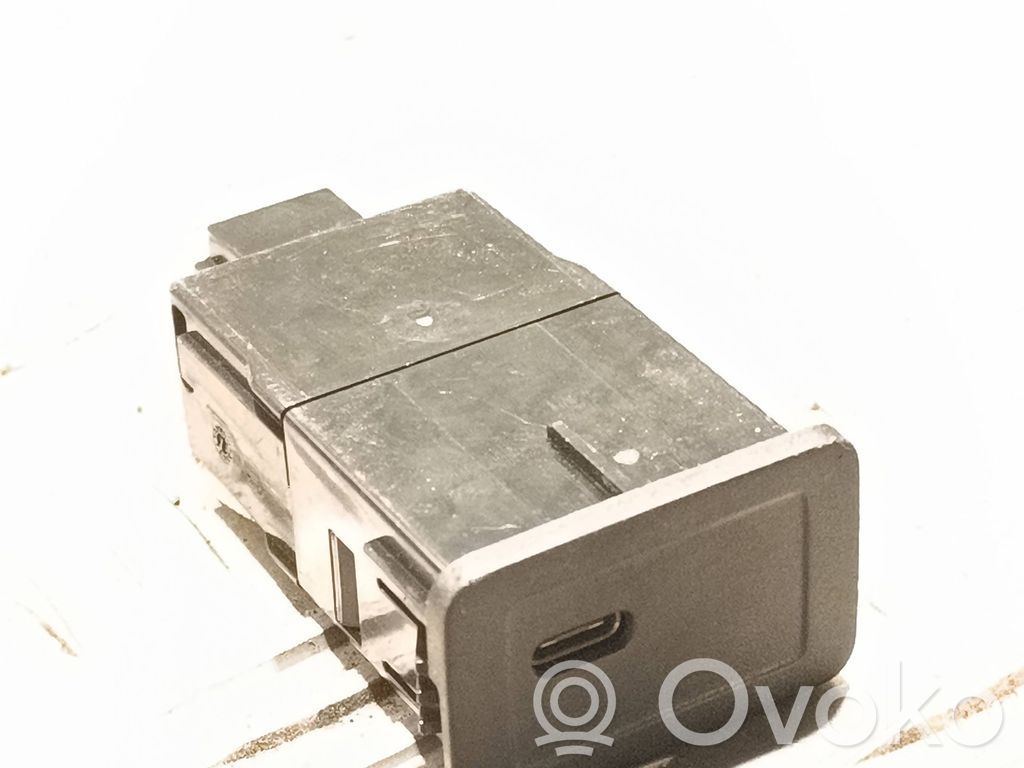 Mercedes-Benz Sprinter W907 W910 Gniazdo / Złącze USB 