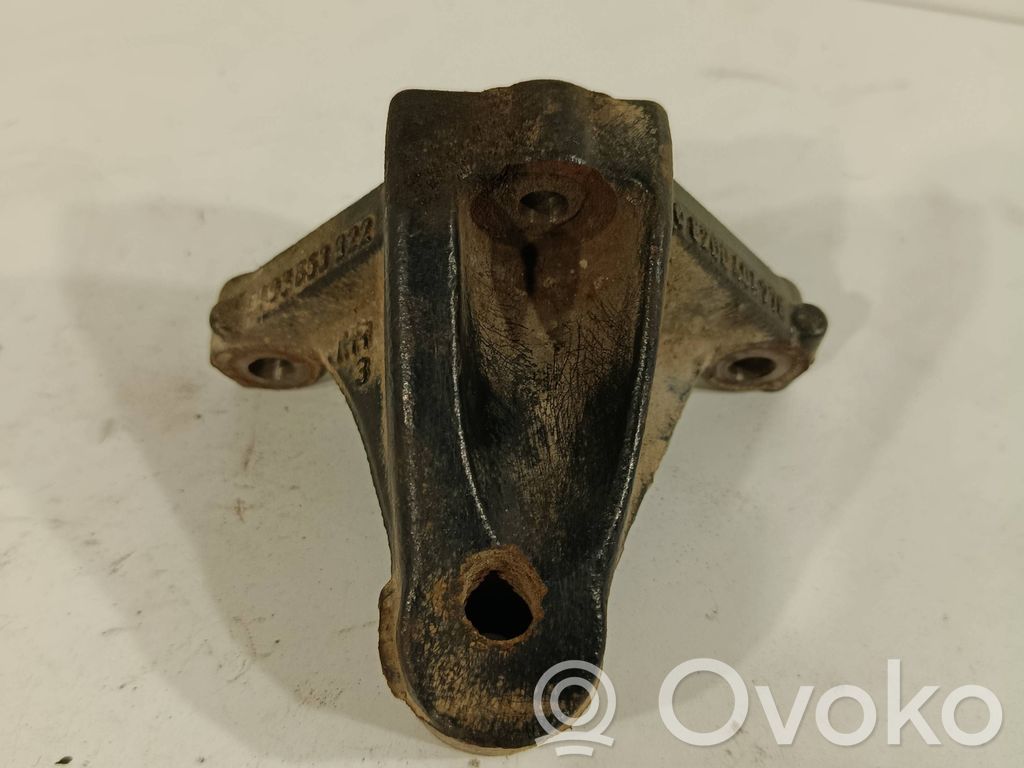 Opel Vivaro Engine mounting bracket 