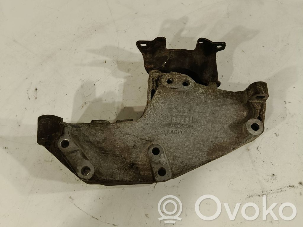Opel Vivaro Engine mounting bracket 