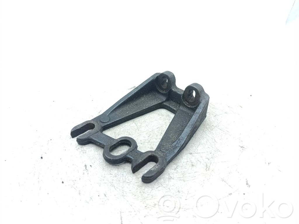 Engine mounting bracket   8200577165