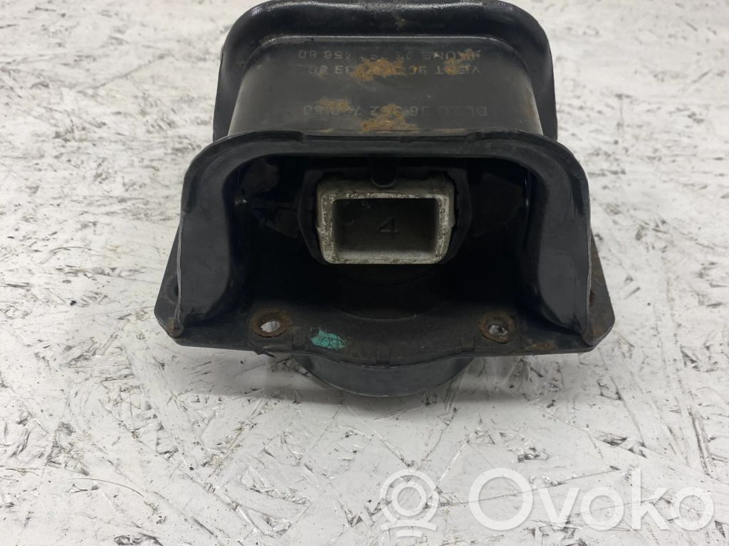 Peugeot 3008 I Engine mount bracket 