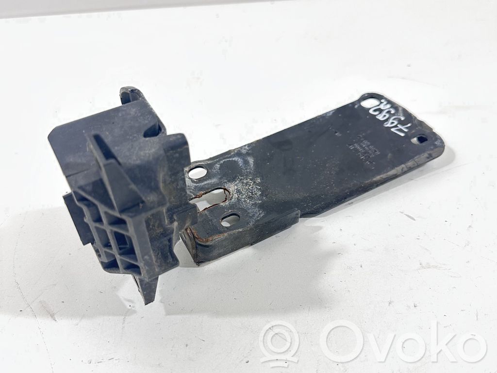 Radiator mount bracket   7117811