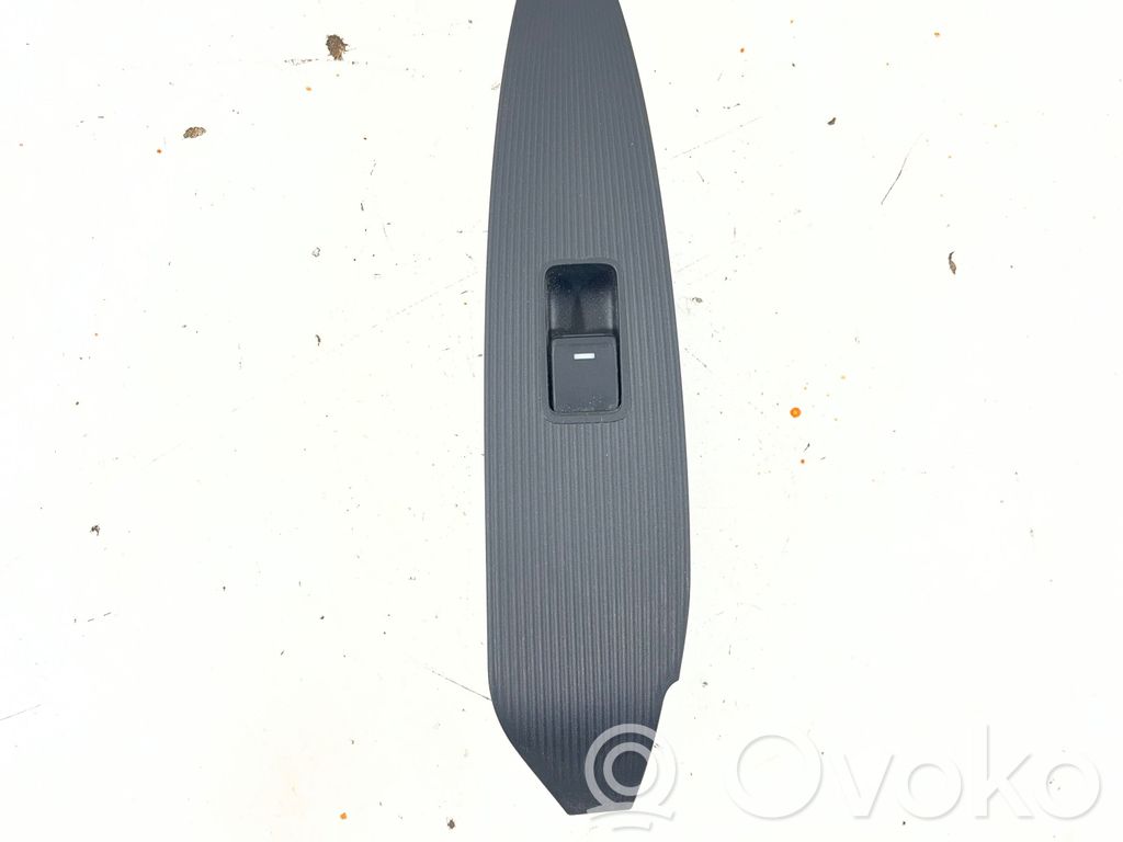 Electric window control switch   KD45685L6