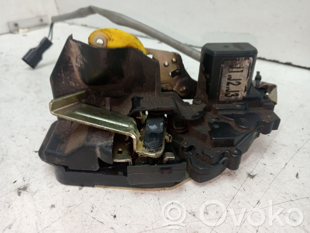 KIA Carens I Cerradura de puerta trasera 