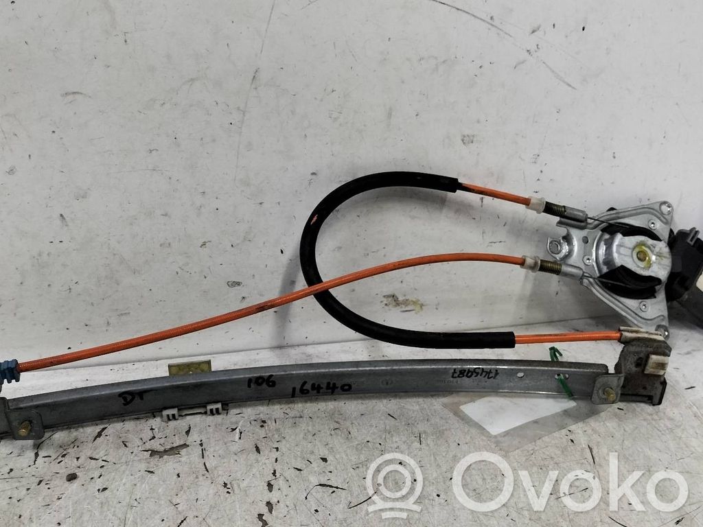 Peugeot 106 Manualny podnośnik szyby drzwi przednich 