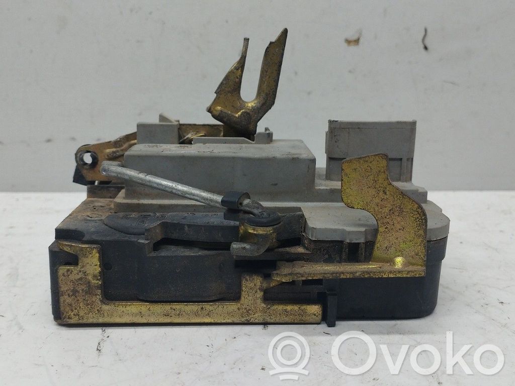 Priekšpusē slēdzene   1CONECTOR6PINES