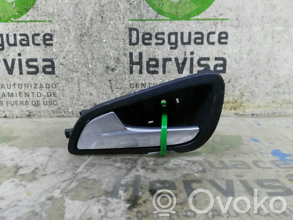 Poignée inférieure de porte avant