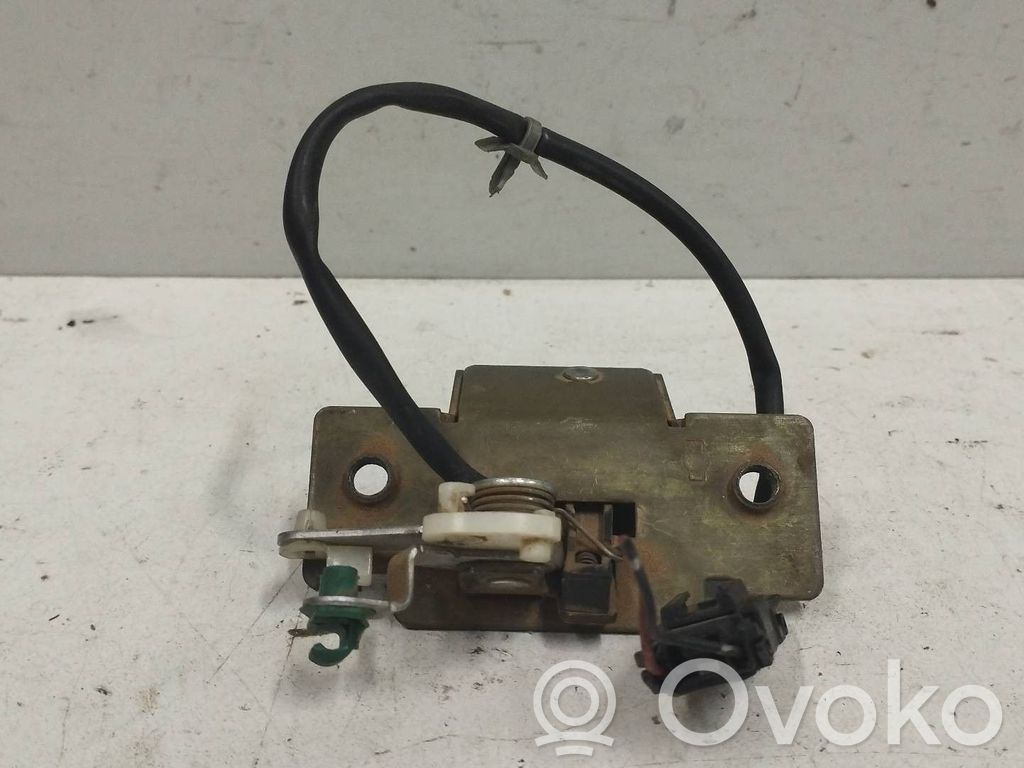 Nissan Primera Loquet de verrouillage de hayon