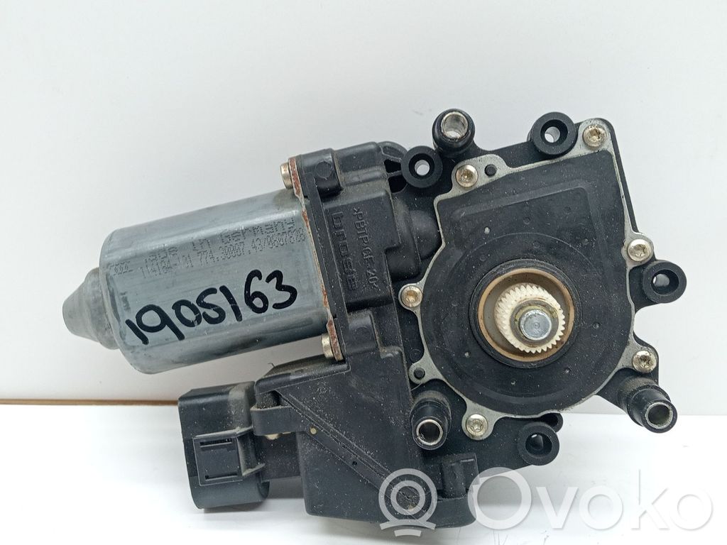 Audi A4 S4 B5 8D Silniczek podnośnika szyby drzwi 
