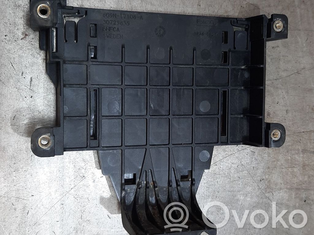 Fender mounting bracket