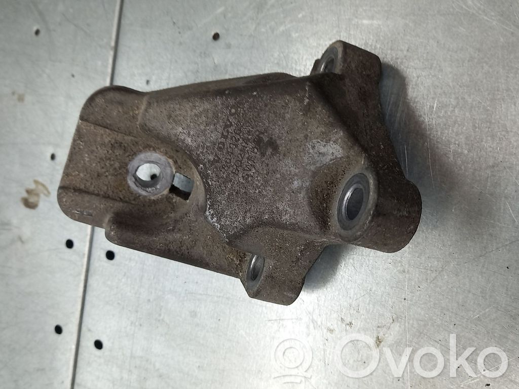 Volvo V70 Engine mounting bracket 