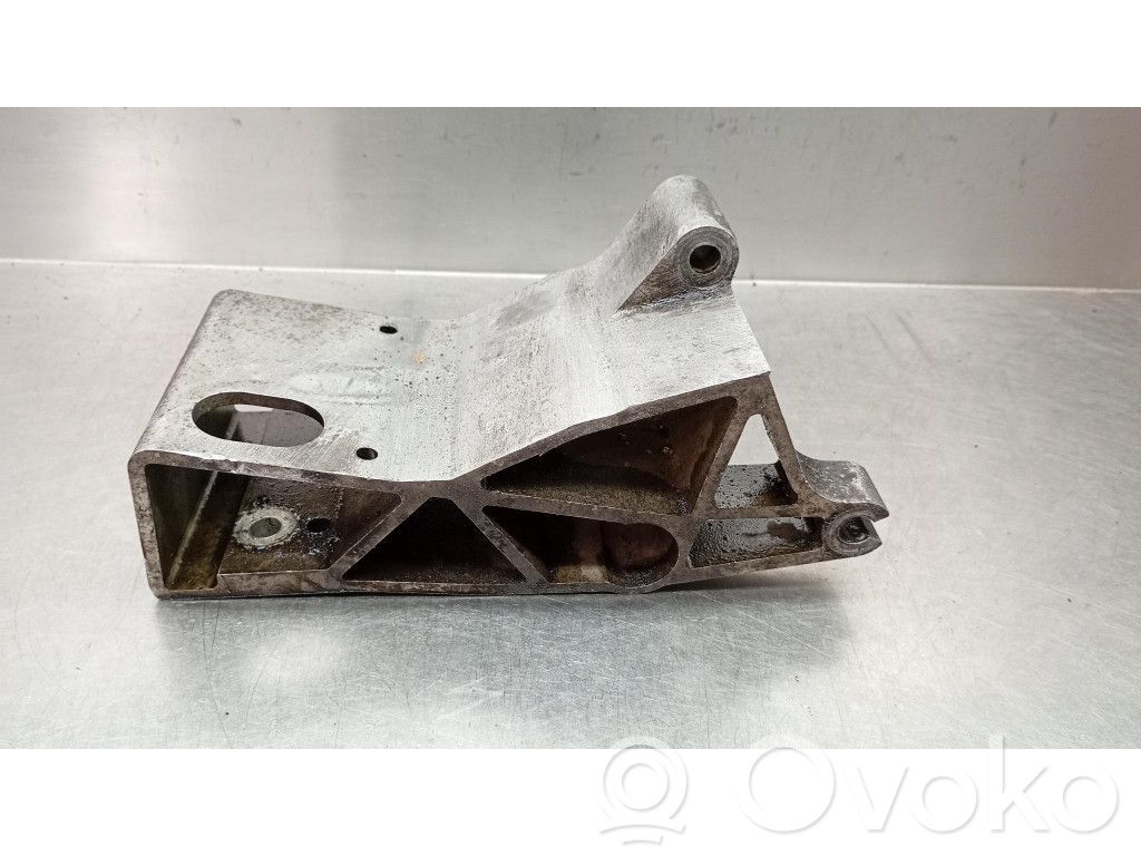 Volvo S60 Engine mounting bracket 
