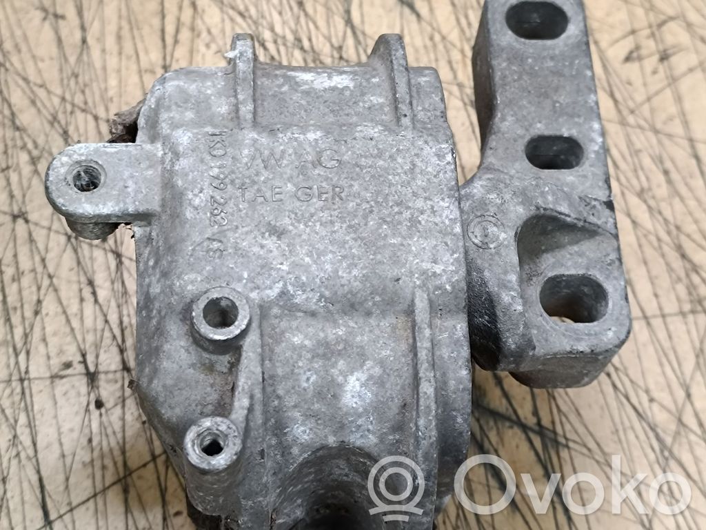 Volkswagen PASSAT B6 Engine mount bracket 