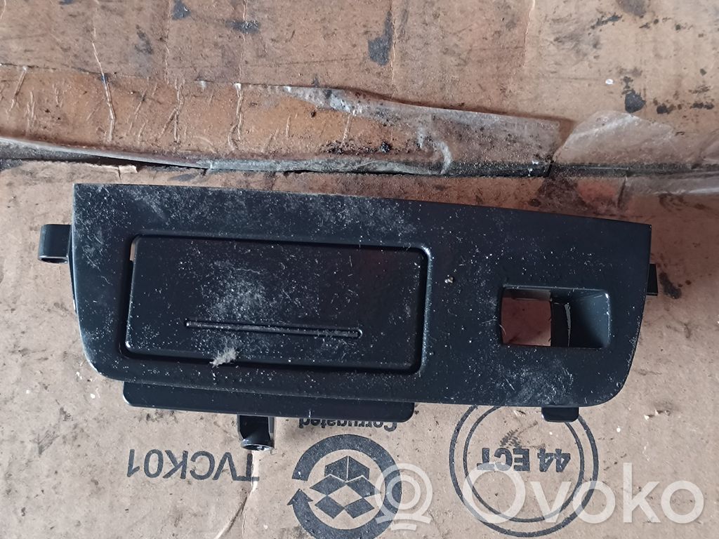 Audi Q7 4L Popielniczka drzwi tylnych 