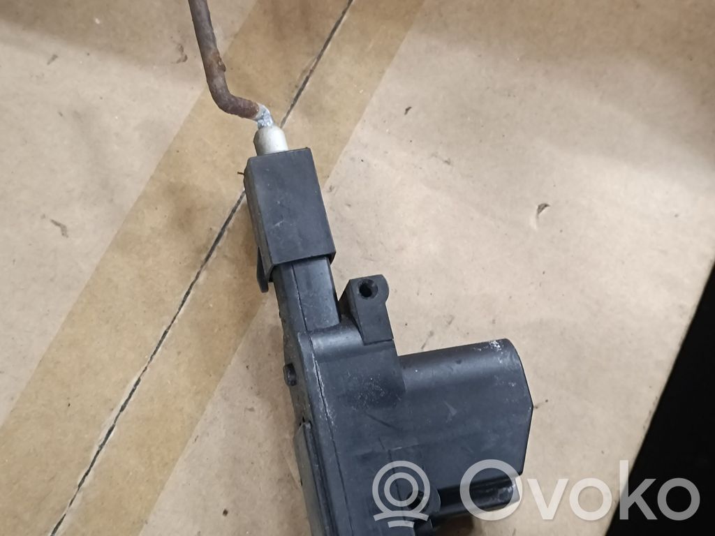 BMW 7 E32 Degalų bako dangtelio spynos varikliukas 