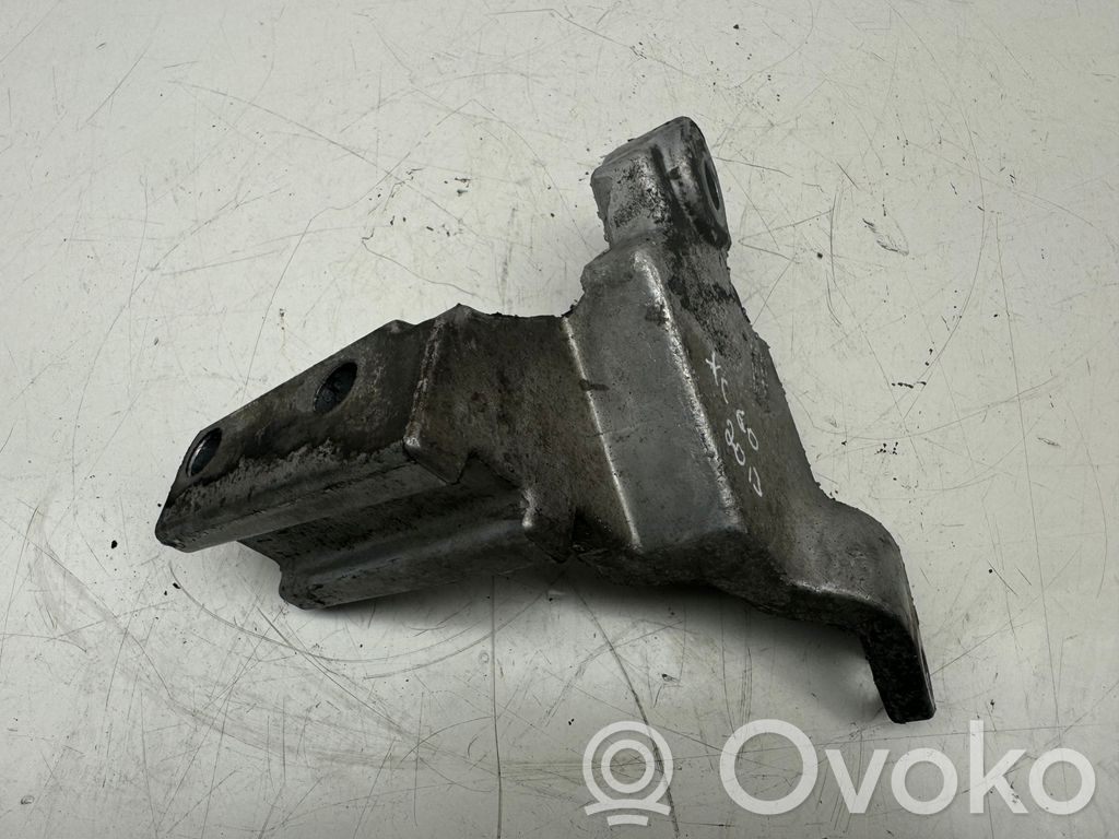 Volvo XC60 Engine mounting bracket 
