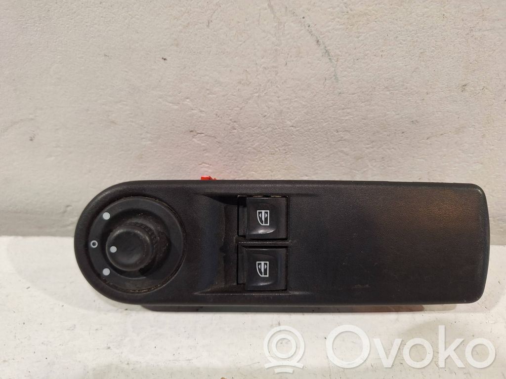 Renault Clio IV Electric window control switch 