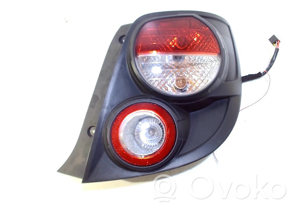 Chevrolet Aveo Aizmugurējais lukturis virsbūvē 