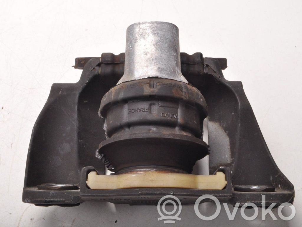 Volvo XC90 Engine mounting bracket 