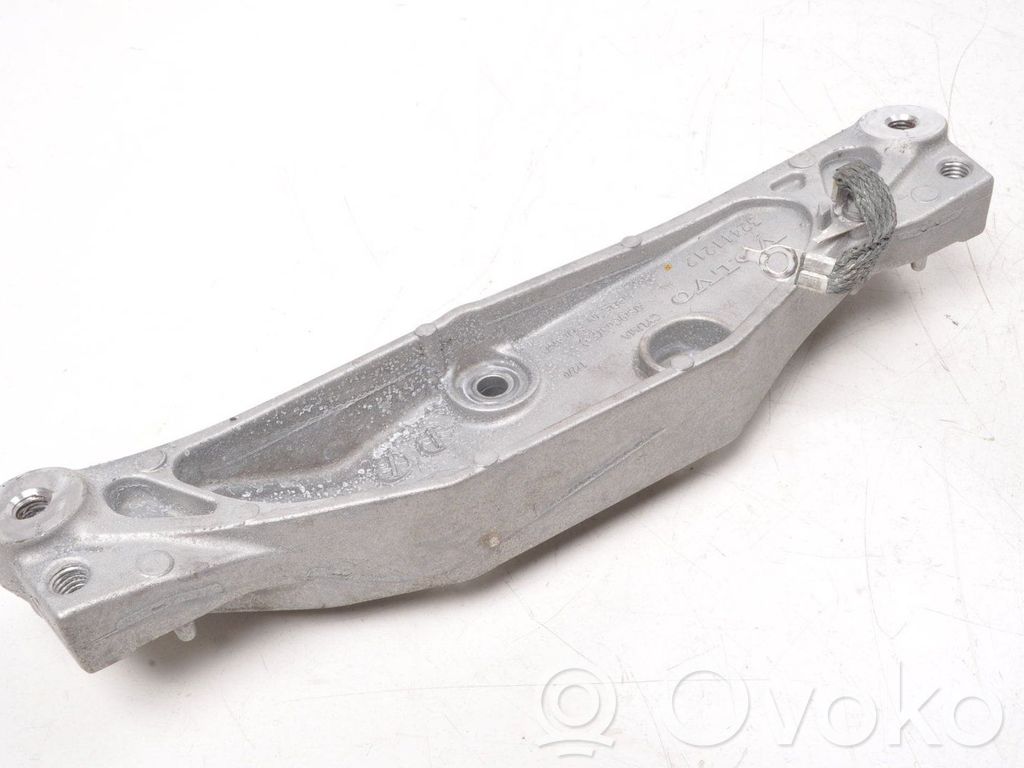 Volvo XC90 Engine mount bracket 