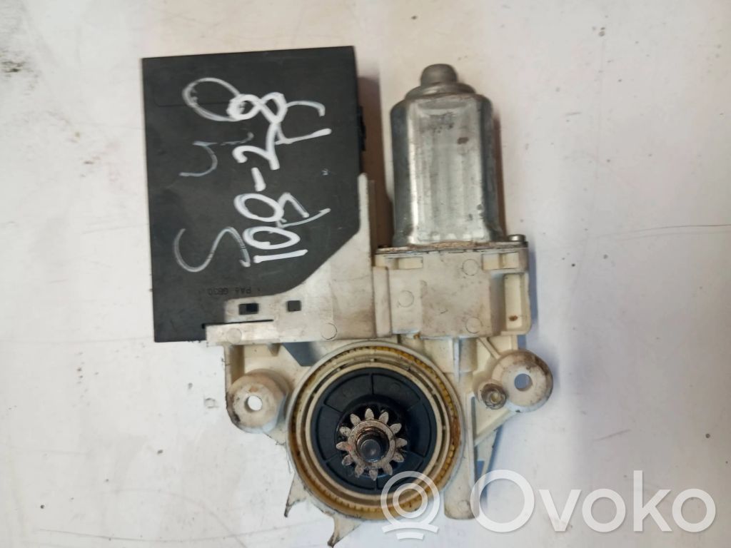 Volvo V50 Front door window regulator motor 