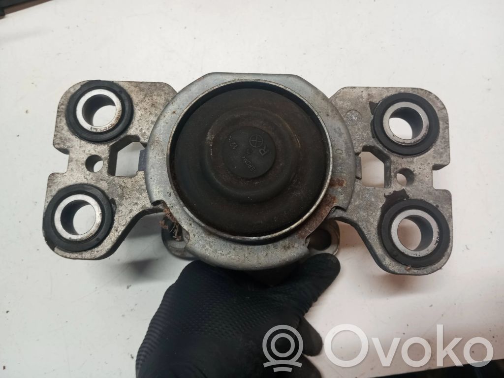 Volvo V70 Engine mount bracket 