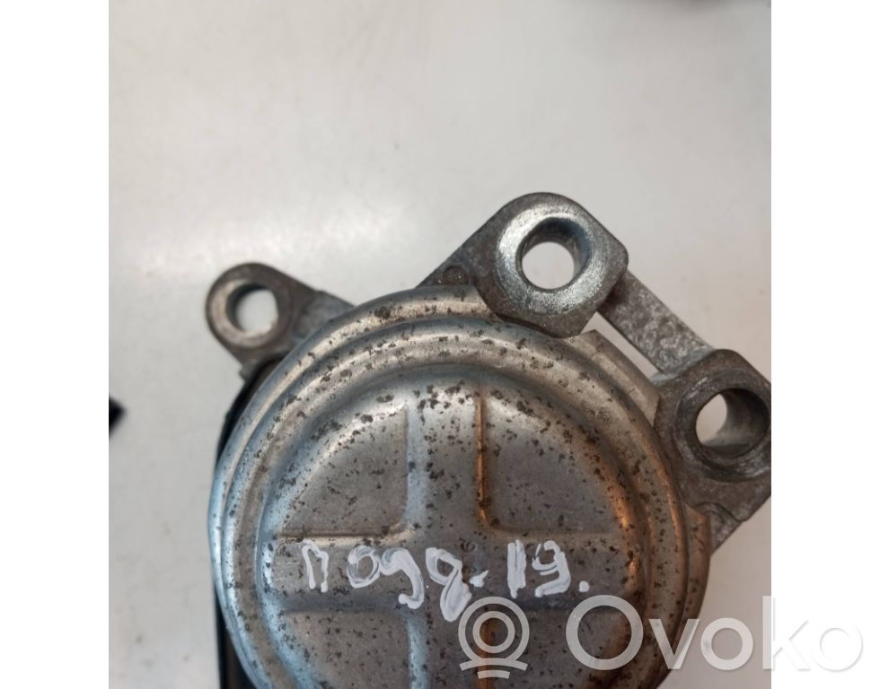 Volvo S60 Engine mount bracket 