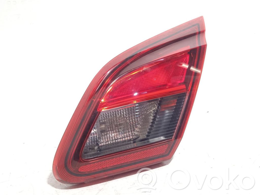 Opel Corsa E Aizmugurējais lukturis pārsegā 