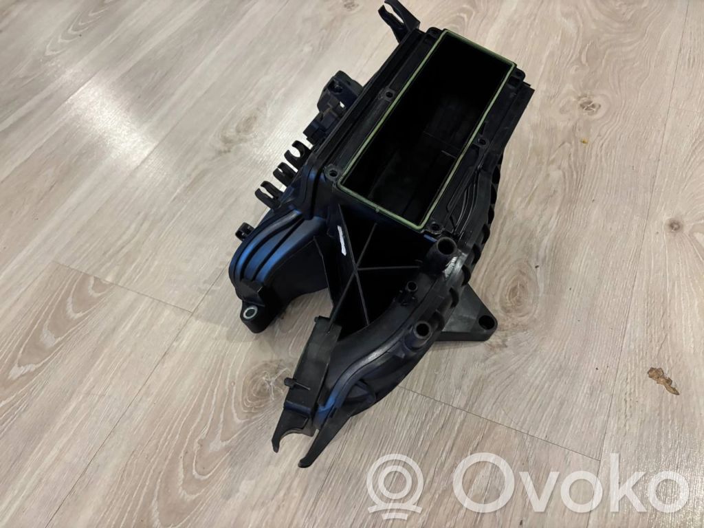 Volkswagen Golf VI Intake manifold 
