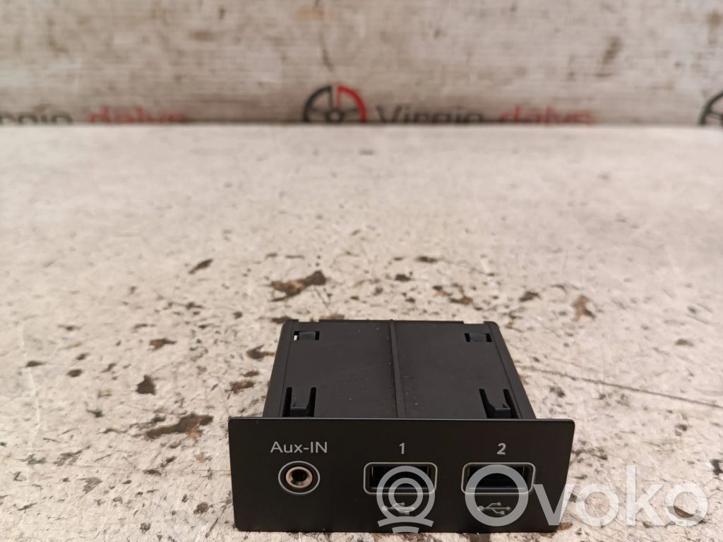 Renault Captur II AUX in-socket connector 