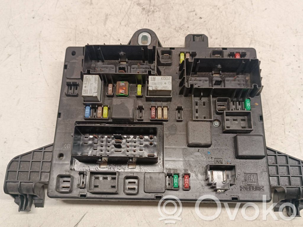 Opel Astra J Ramka / Moduł bezpieczników 